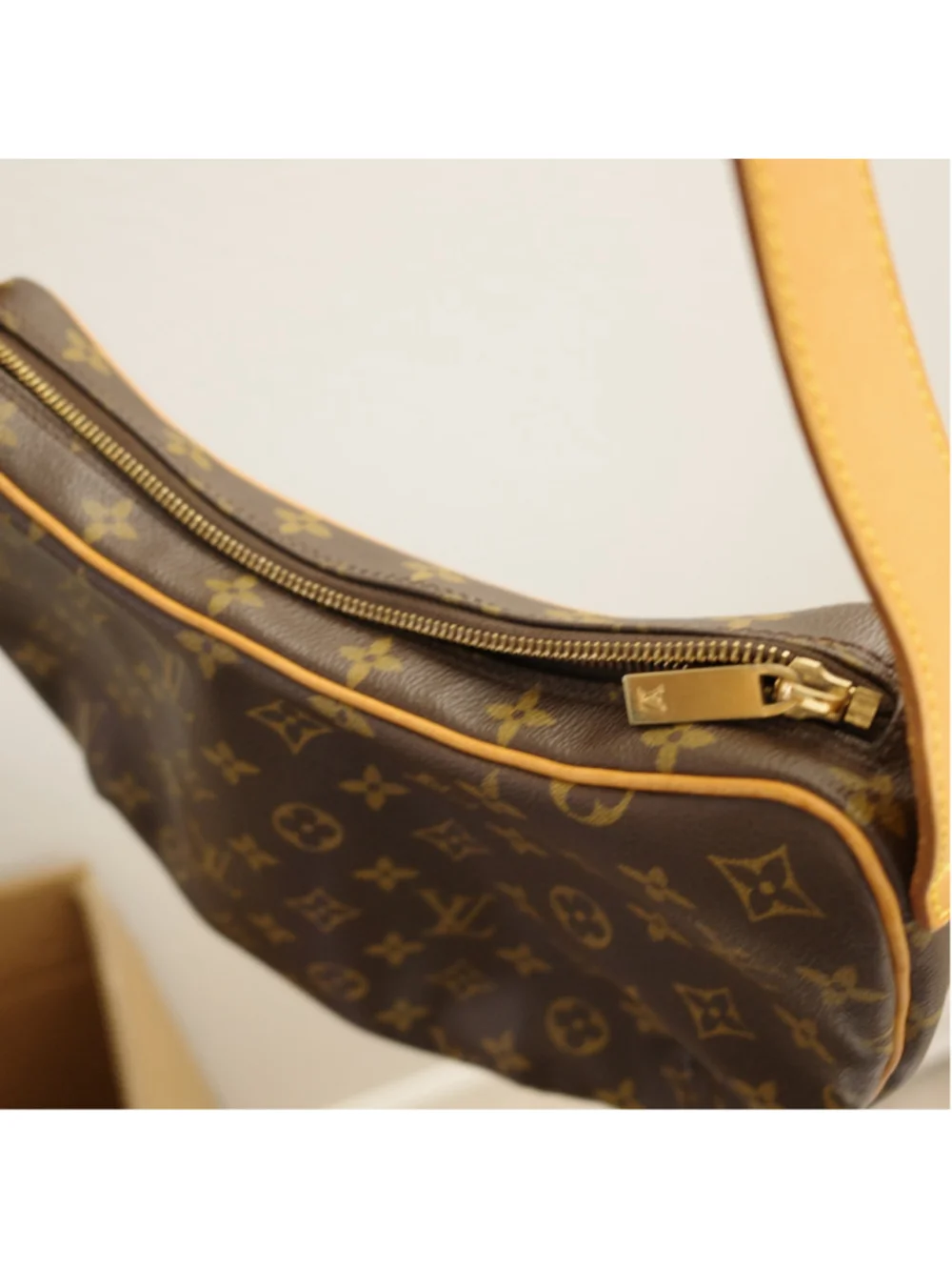LOUIS VUITTON Monogram Croissant MM - Picture 6 of 15